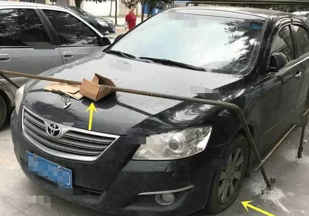 因為亂停車,被人拆了車輪,還用鋼筋將車焊死,網友大讚:做的漂亮!