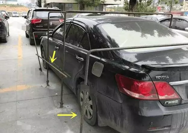 因為亂停車,被人拆了車輪,還用鋼筋將車焊死,網友大讚:做的漂亮!