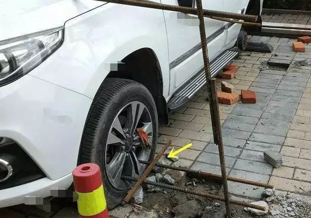 因為亂停車,被人拆了車輪,還用鋼筋將車焊死,網友大讚:做的漂亮!