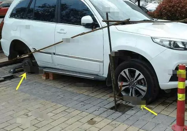 因為亂停車,被人拆了車輪,還用鋼筋將車焊死,網友大讚:做的漂亮!