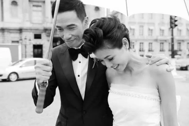 TVB視帝一家五口身穿傳統服飾拜年,孩子們笑容酷似港姐媽咪,超可愛~
