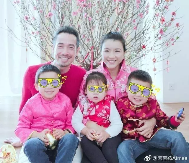 TVB視帝一家五口身穿傳統服飾拜年,孩子們笑容酷似港姐媽咪,超可愛~