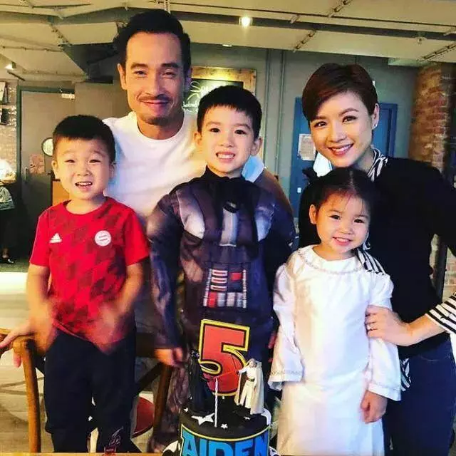TVB視帝一家五口身穿傳統服飾拜年,孩子們笑容酷似港姐媽咪,超可愛~