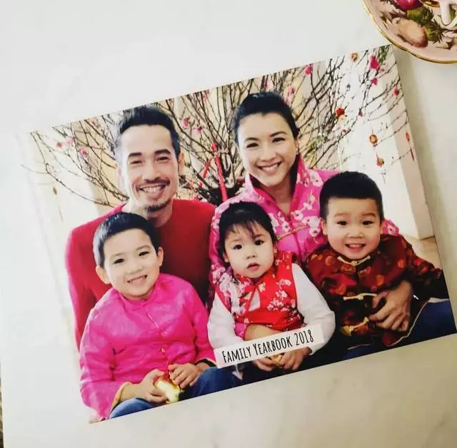 TVB視帝一家五口身穿傳統服飾拜年,孩子們笑容酷似港姐媽咪,超可愛~