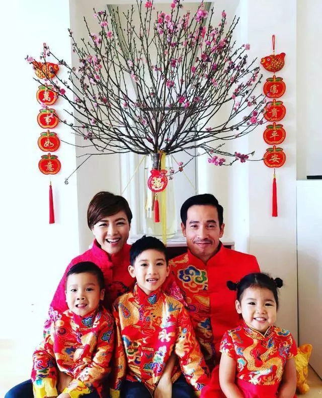 TVB視帝一家五口身穿傳統服飾拜年,孩子們笑容酷似港姐媽咪,超可愛~