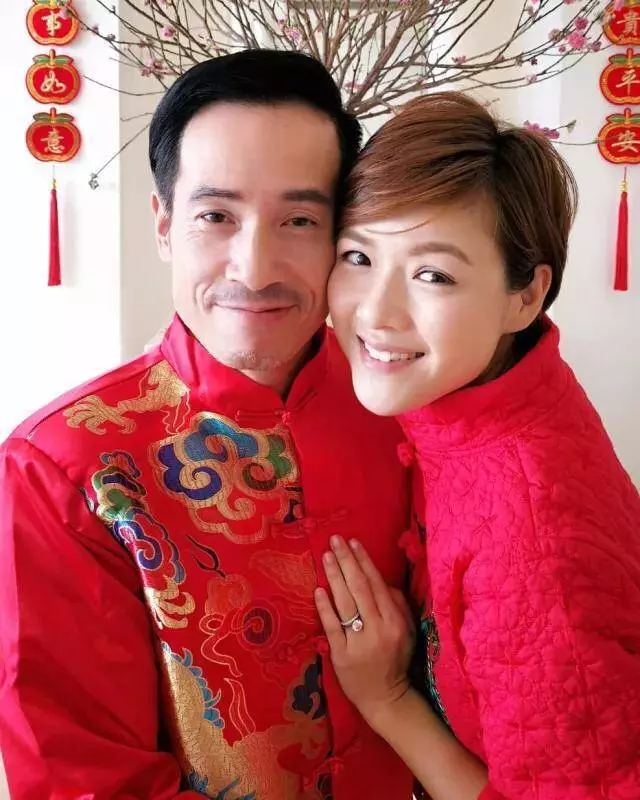 TVB視帝一家五口身穿傳統服飾拜年,孩子們笑容酷似港姐媽咪,超可愛~