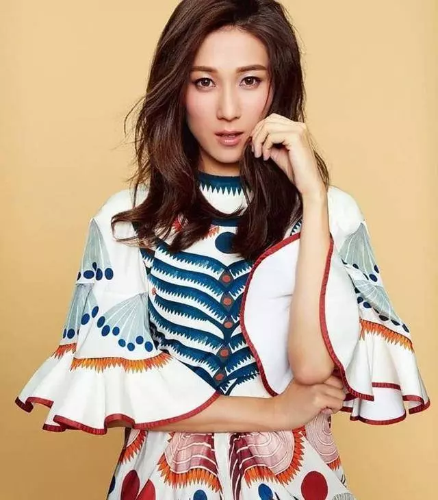 鍾嘉欣曬子女拜年照,兒子龍袍加身女兒賣萌超可愛