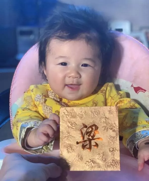 鍾嘉欣曬子女拜年照,兒子龍袍加身女兒賣萌超可愛