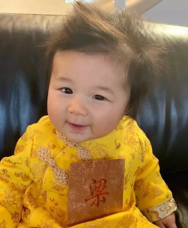 鍾嘉欣曬子女拜年照,兒子龍袍加身女兒賣萌超可愛
