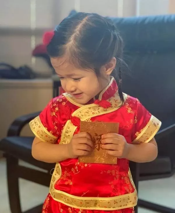 鍾嘉欣曬子女拜年照,兒子龍袍加身女兒賣萌超可愛