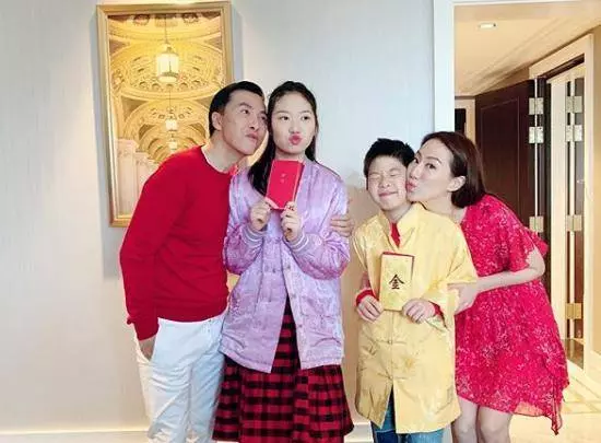 甄子丹回娘家拜年,汪詩詩爸媽恩愛同框,顯赫家族全曝光