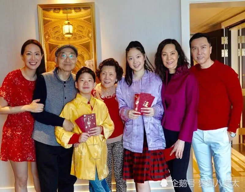 甄子丹回娘家拜年,汪詩詩爸媽恩愛同框,顯赫家族全曝光