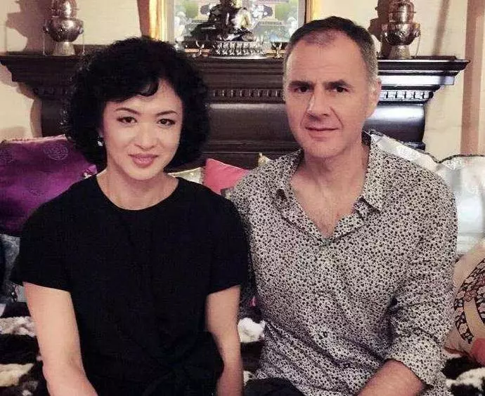 52歲金星近照,停藥後顏值大變像男人,如今和「美女」判若兩人