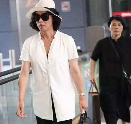 52歲金星近照,停藥後顏值大變像男人,如今和「美女」判若兩人