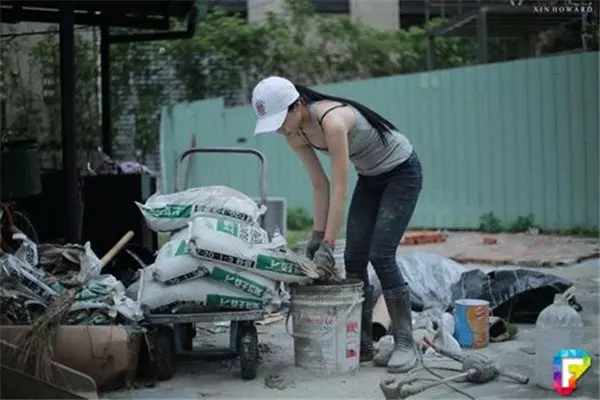 「史上最辣水泥工」背心熱褲做粗活被讃女神在網路上爆紅 沒想到日常照片更辣