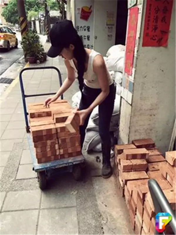 「史上最辣水泥工」背心熱褲做粗活被讃女神在網路上爆紅 沒想到日常照片更辣