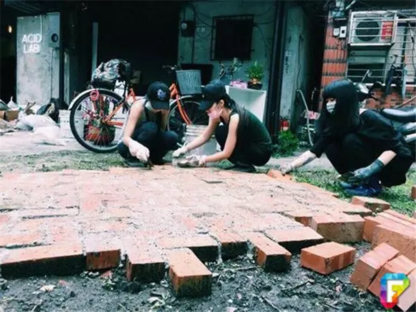 「史上最辣水泥工」背心熱褲做粗活被讃女神在網路上爆紅 沒想到日常照片更辣