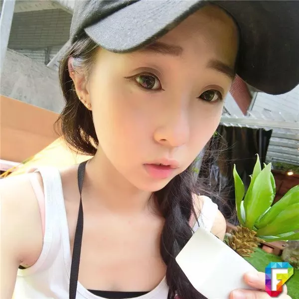「史上最辣水泥工」背心熱褲做粗活被讃女神在網路上爆紅 沒想到日常照片更辣