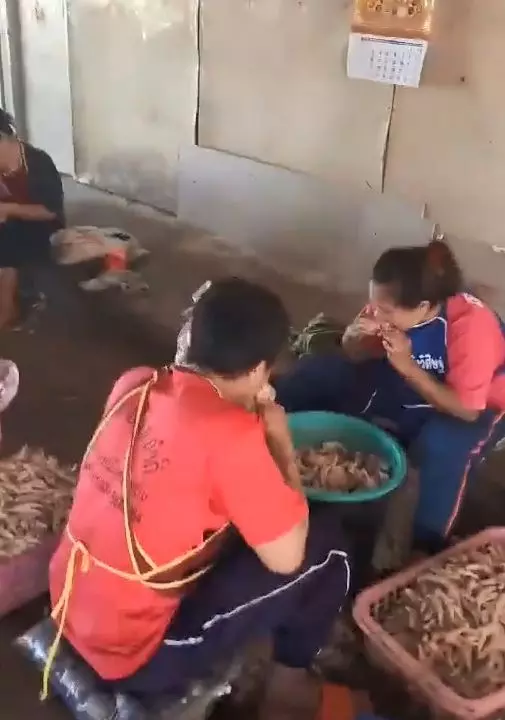 超噁!無骨雞爪竟是這樣來的!婦人們排排坐「三秒內用嘴巴去骨」網崩潰:快說這不是真的!