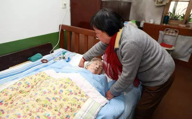 我癱瘓後被兩個兒子拋棄,女兒收留我,五年後兒子悔青了腸