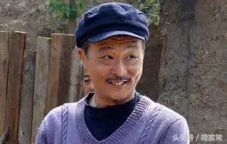 公公拒絕我們進他臥室,老公無奈踹開門,看見裡面的情況我們哭了