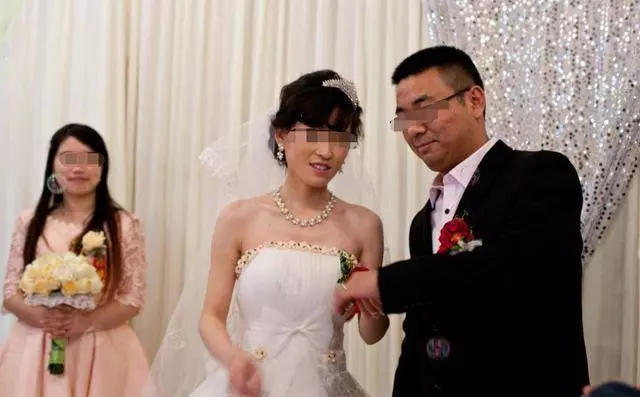 父母進城看望懷孕妻子,飯桌上老婆一直使眼色,低頭我愣住
