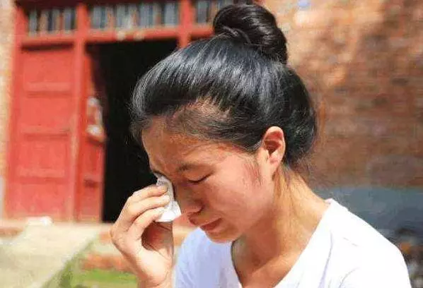母親走後留下一大筆錢,繼父總讓我回家分錢,半路接到弟弟電話,我調轉車頭回家