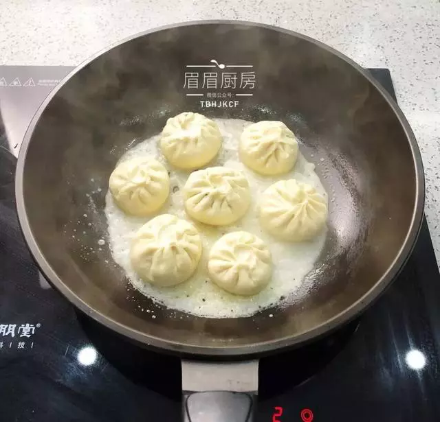 皮酥餡香,底部焦脆的冰花水煎包,一口氣能吃五個!