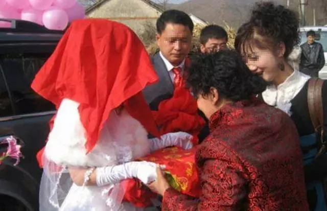 新娘到家後不下車,非要五千下車費,婆婆脫下外衣,新郎趕緊下車