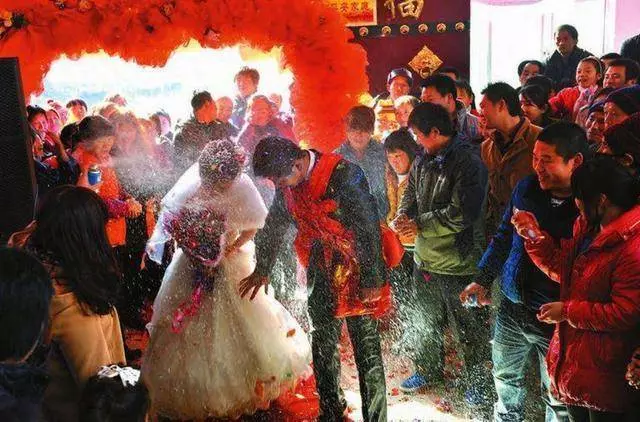新娘到家後不下車,非要五千下車費,婆婆脫下外衣,新郎趕緊下車