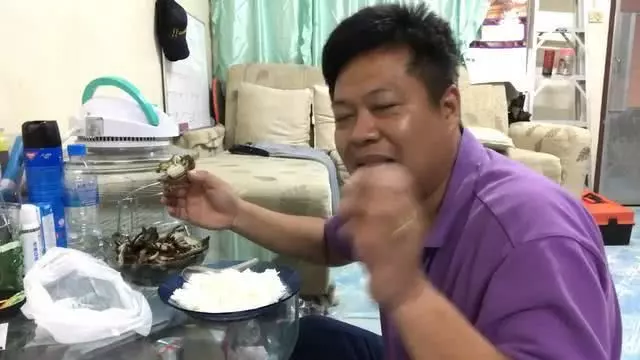 男子捉了15隻螃蟹,塞到瓶子裡,15天後打開樂壞了!