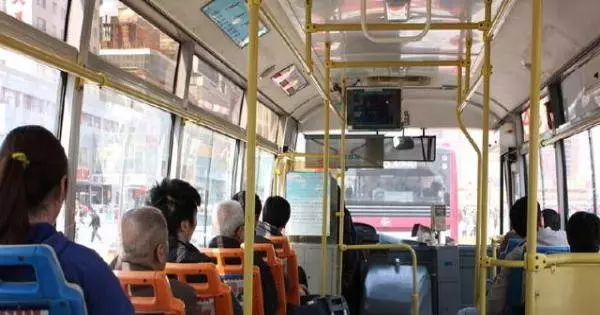 阿嬤帶孫女坐公交,孩子一喝奶就睡覺,旁邊大媽一個舉動救了女孩