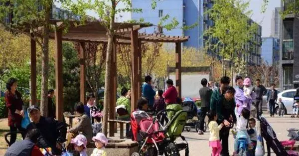 阿嬤帶孫女坐公交,孩子一喝奶就睡覺,旁邊大媽一個舉動救了女孩