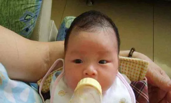阿嬤帶孫女坐公交,孩子一喝奶就睡覺,旁邊大媽一個舉動救了女孩