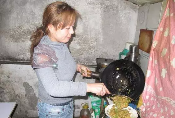 奶奶80大壽我花4萬,飯桌上奶奶說的話,我怒掀桌子帶媽離開