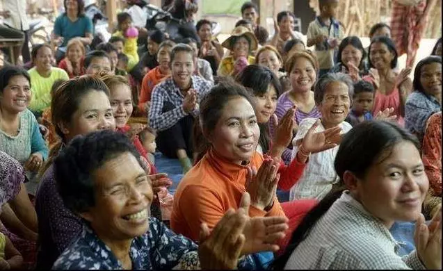 妹妹打工掙錢養哥哥,哥發達後不認妹妹,一年後看到信,妹妹愣了