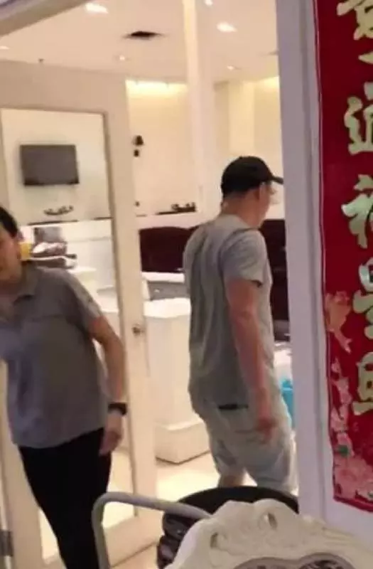 視頻曝光~KSL某專業指甲店與顧客發生爭吵~網友爆料!灰衣男子「不簡單」更多內幕曝光了