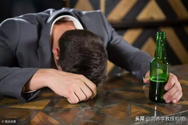 喝酒怎樣才難醉?告訴你幾個很容易做到的小招數