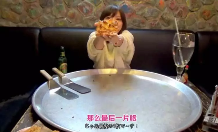 大胃王挑戰82寸披薩,鏡頭拉近後水杯穿幫了,網友:難怪可以吃完!