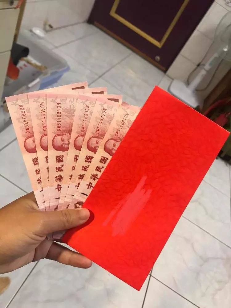 奴才PO照嘆:「我的紅包VS貓的紅包」 網笑翻:誰是金孫很明顯!