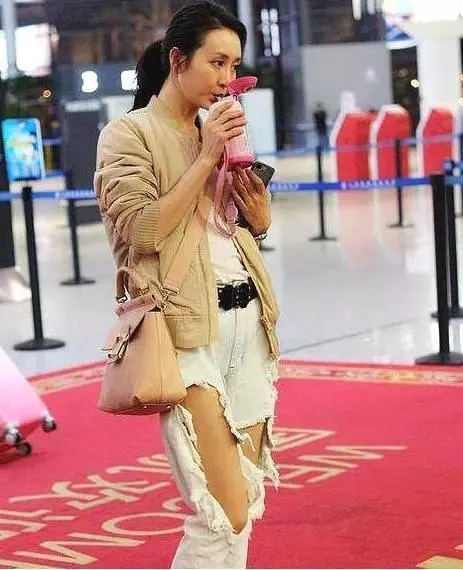 別被精修圖騙了,這才是女明星真實的機場照,粉絲看後都快脫粉了!