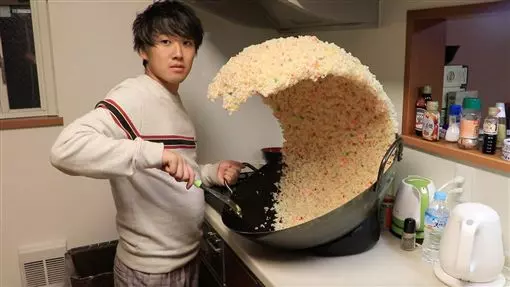 超猛翻鍋「瘋狗浪炒飯」有夠神 20秒畫面「他瞬噴43萬」600萬人看傻:日本無極限!
