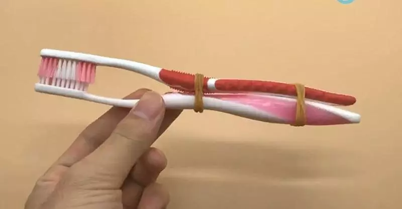 把2根舊牙刷綁在一起,效果竟然這麼好,以前的牙刷都白扔了