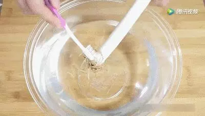 把2根舊牙刷綁在一起,效果竟然這麼好,以前的牙刷都白扔了