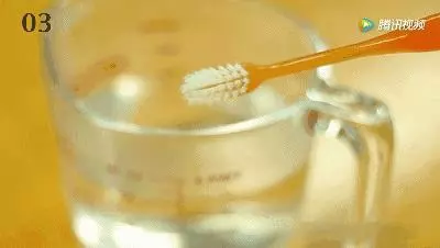 把2根舊牙刷綁在一起,效果竟然這麼好,以前的牙刷都白扔了