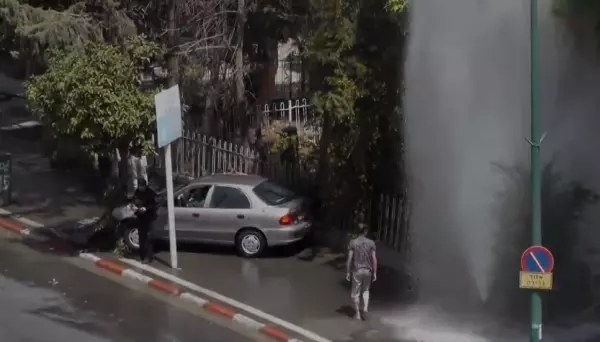 車禍撞壞消防栓!路人「奇特的舉動」,讓所有人目不轉睛,連網友都說:真的是太狂了XD