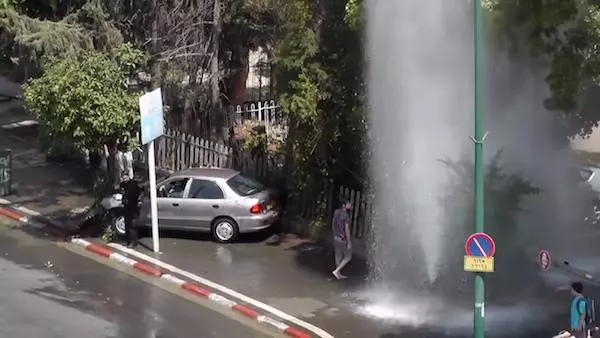 車禍撞壞消防栓!路人「奇特的舉動」,讓所有人目不轉睛,連網友都說:真的是太狂了XD