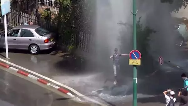 車禍撞壞消防栓!路人「奇特的舉動」,讓所有人目不轉睛,連網友都說:真的是太狂了XD