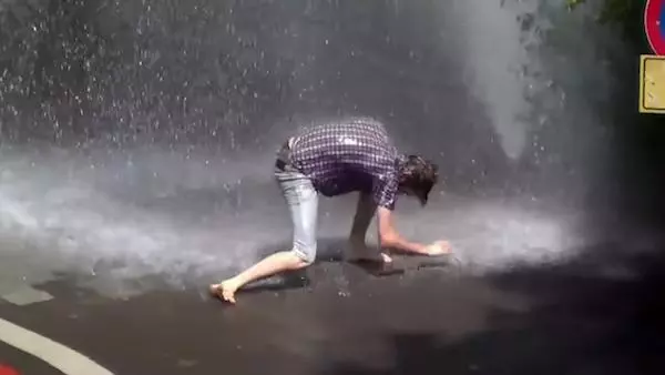 車禍撞壞消防栓!路人「奇特的舉動」,讓所有人目不轉睛,連網友都說:真的是太狂了XD