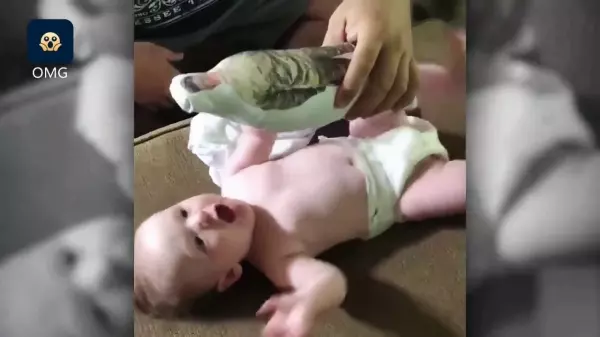 是爸爸!因為爸爸是軍人,常常不再家!當寶寶看到「爸爸玩偶時」激萌的反應萌暈全網!